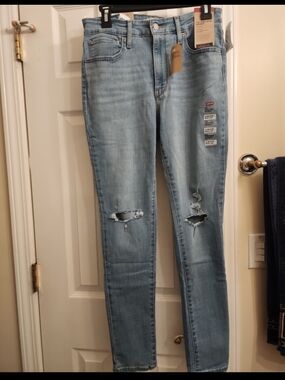 Levi's Light Wash Women's Skinny Jeans with Knee Rips